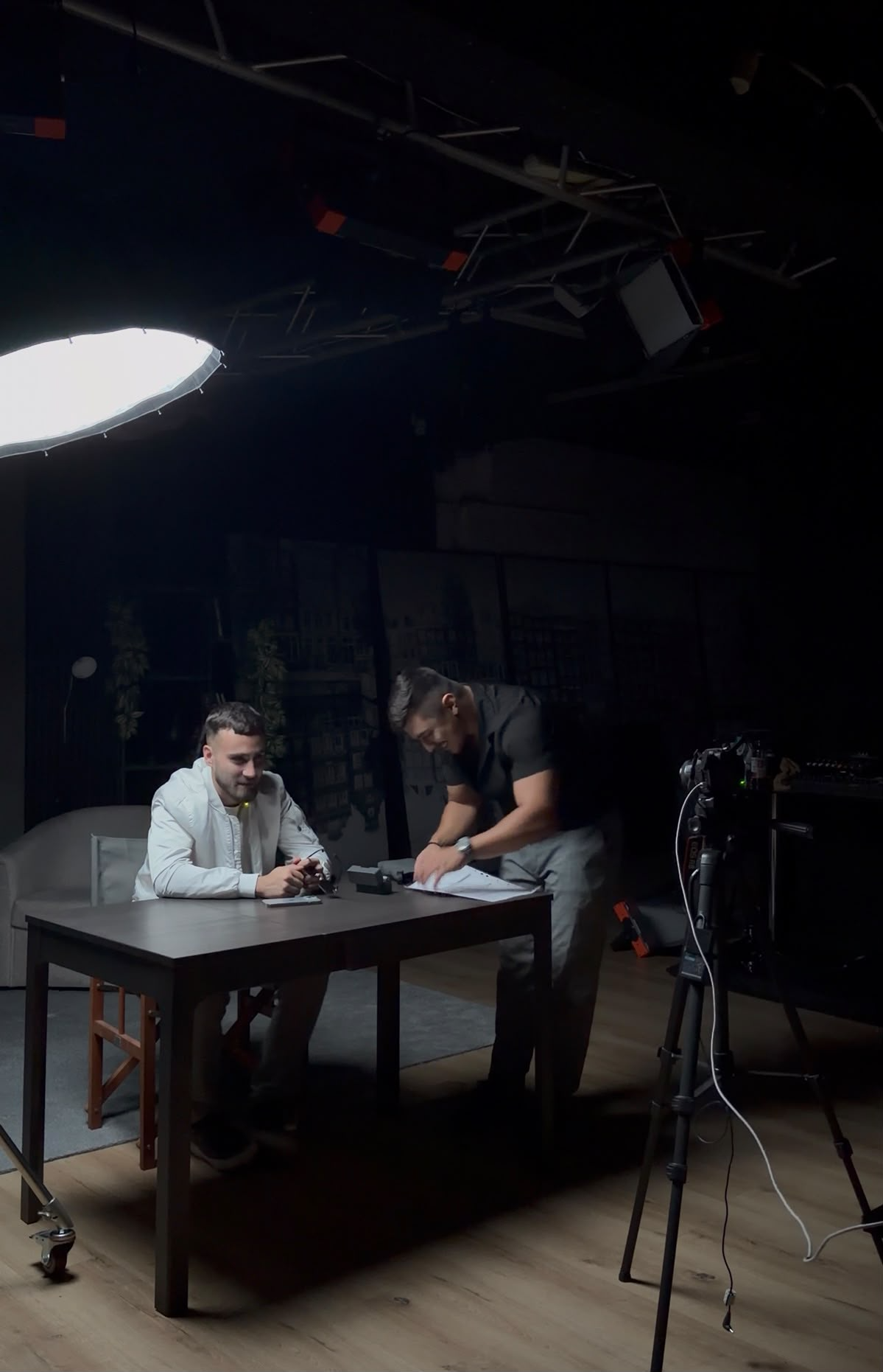 Niky Ionescu în culisele unei filmări în studio